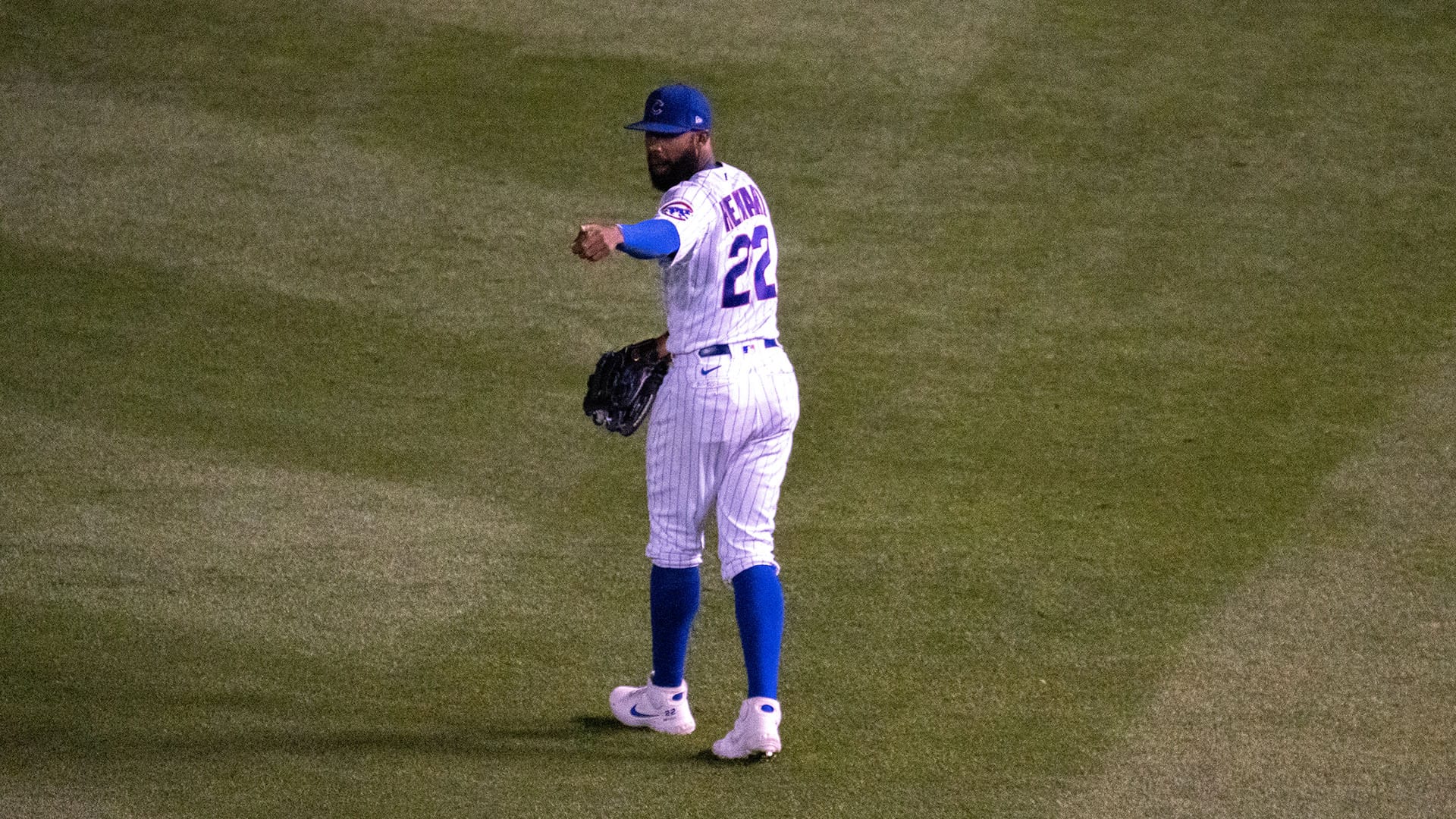 Heyward Pointing From Outfield